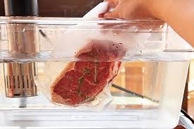 Việc rã đông thịt bằng nước nóng có thể tạo ra nhiều rủi ro không lường trước từ vi khuẩn.