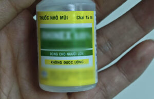 Câu chuyện về bé trai và lọ thuốc nhỏ mũi là một lời nhắc nhở mạnh mẽ về việc đảm bảo an toàn cho trẻ em trong gia đình.