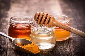Nghệ trộn mật ong mang lại nhiều lợi ích sức khỏe đáng kể, từ việc giảm viêm đến cải thiện hệ tiêu hóa