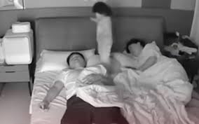 Hãy kiên nhẫn và tạo điều kiện cho trẻ phát triển khả năng tự chăm sóc bản thân và đưa ra quyết định của bố mẹ.