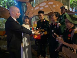 cùng nhau tham gia vào các hoạt động tương tự để thể hiện lòng yêu quê hương và tôn trọng những người đã hy sinh vì tổ quốc dịp 30/4